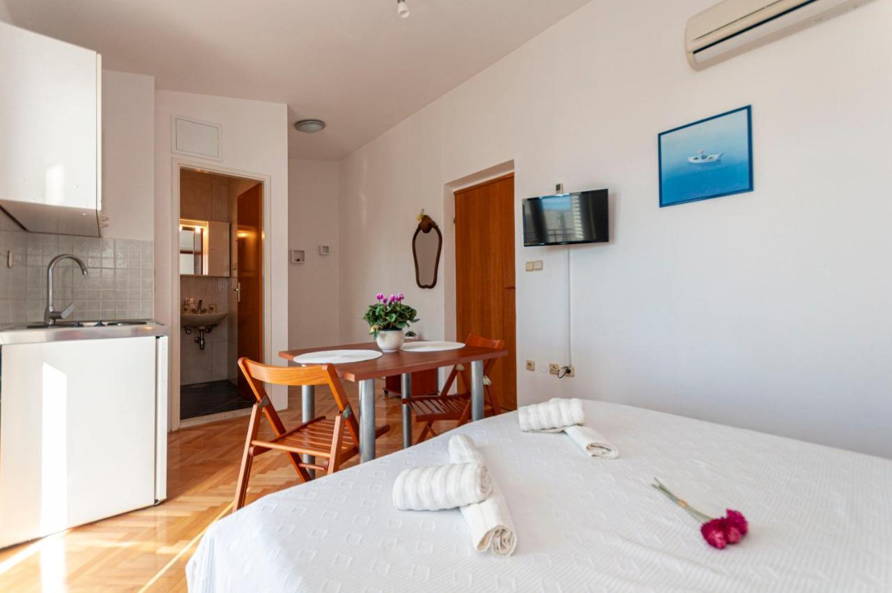 Apartments And Rooms Nikola Omiš Buitenkant foto
